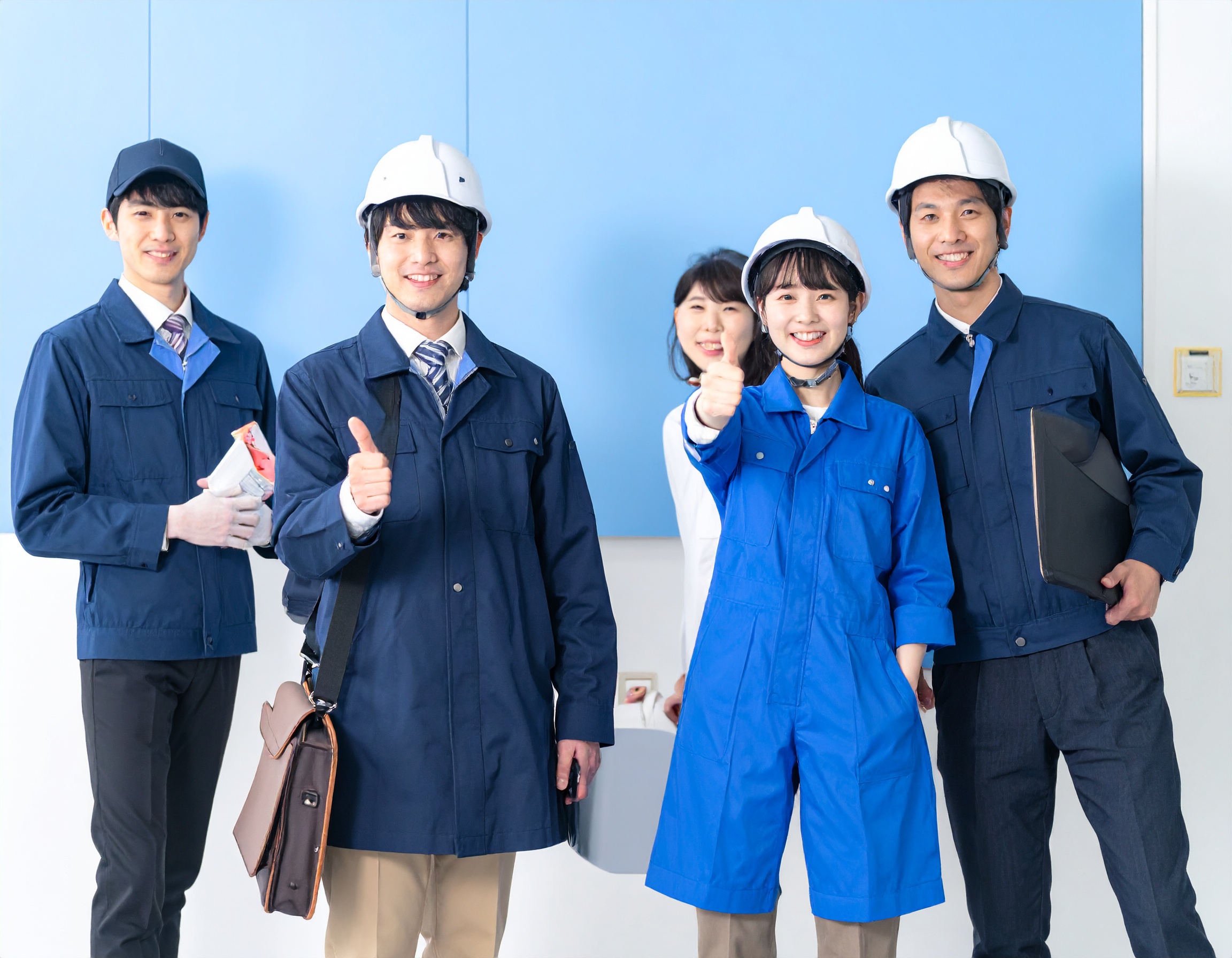 第二種電気工事士の資格を取得して就職活動をしている日本人男性と女性。 未経験から新しい仕事に挑戦する前向きな雰囲気。 作業服とビジネスシーンを組み合わせた自然な構図。 希望や成長を感じる明るい表情。